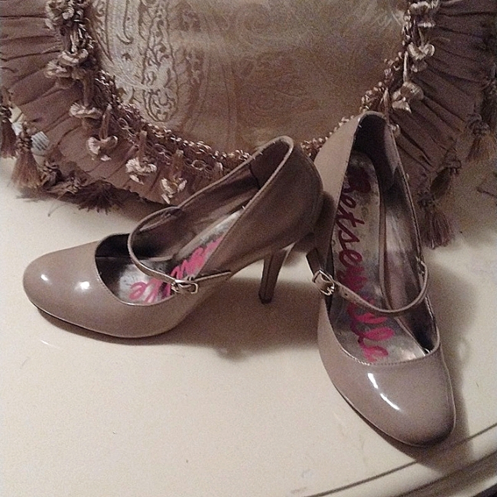 Betsyville  babydoll tan patent  heels ,size71/2